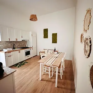 https://la-rosa-di-candy.lecce-hotels.com